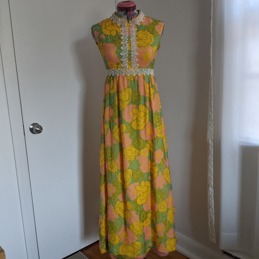 True vintage maxi dress size Small